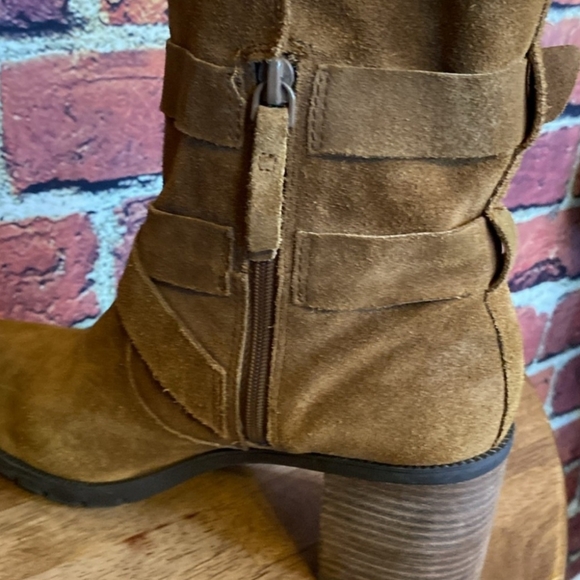 Clarks Malvet Doris Tan Brown Suede Block Heel Moto Western Boots Size 9.5 - Picture 8 of 12